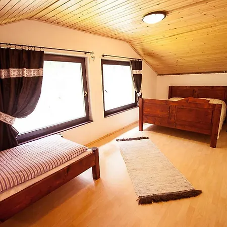 Ujastraba אכסניה