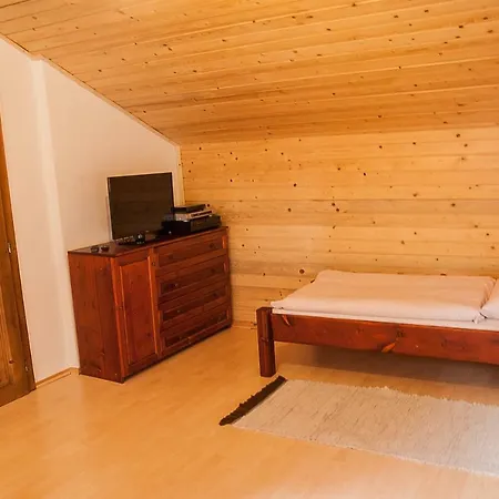 Ujastraba אכסניה