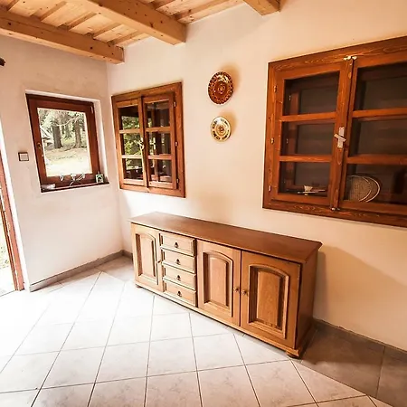 Ujastraba אכסניה ויחודנה